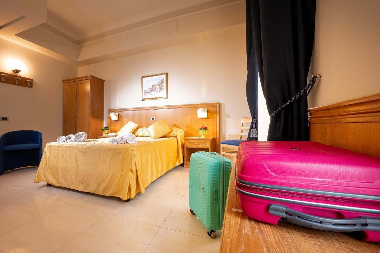 Hotel Sabbie D'Oro Giardini Naxos Eksteriør billede