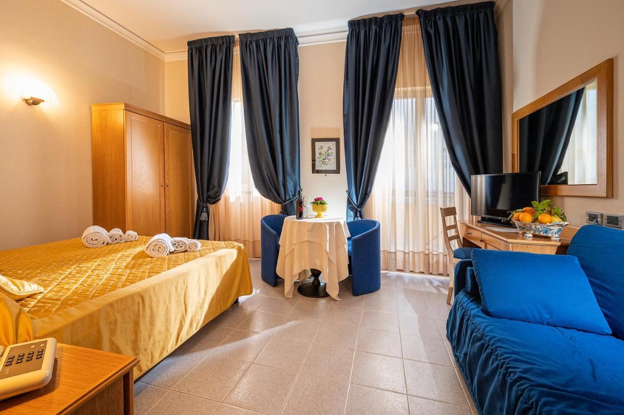 Hotel Sabbie D'Oro Giardini Naxos Eksteriør billede
